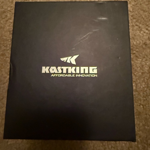 Red Baitcasting Reel - Picture 3 of 8